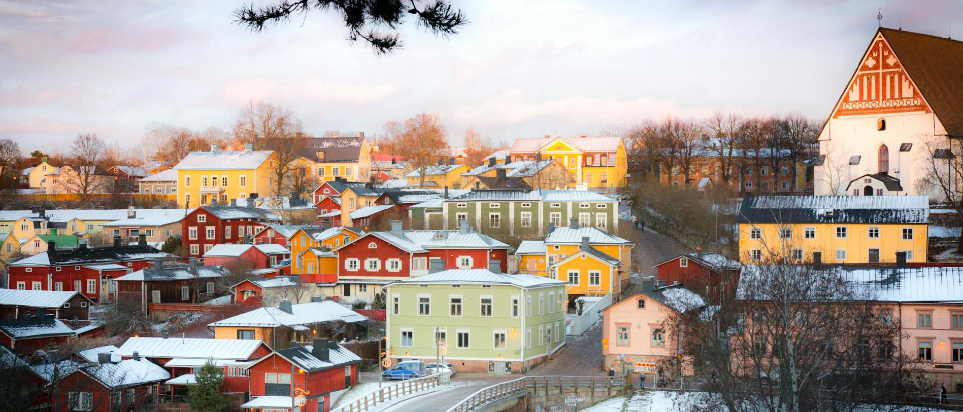 Stadt in Finnland im Schnee. Sonnenuntergang, typische finnische Architektur mit bunten Häusern.