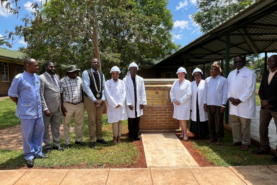 Gruppenfoto der Grundsteinlegung: mit Guest of Honor Bestone Chisamile (Principal Secretary for Admisitration), Dr. Linda Kasonka (CBM Landesdirektorin Sambia/Malawi), Silke Grunow (Stiftung der Deutschen Lions), Dr. Doris Kayambo (Director General Central Hospital), Traditional Authority Mtwalo sowie die Lions aus Mzuzu.