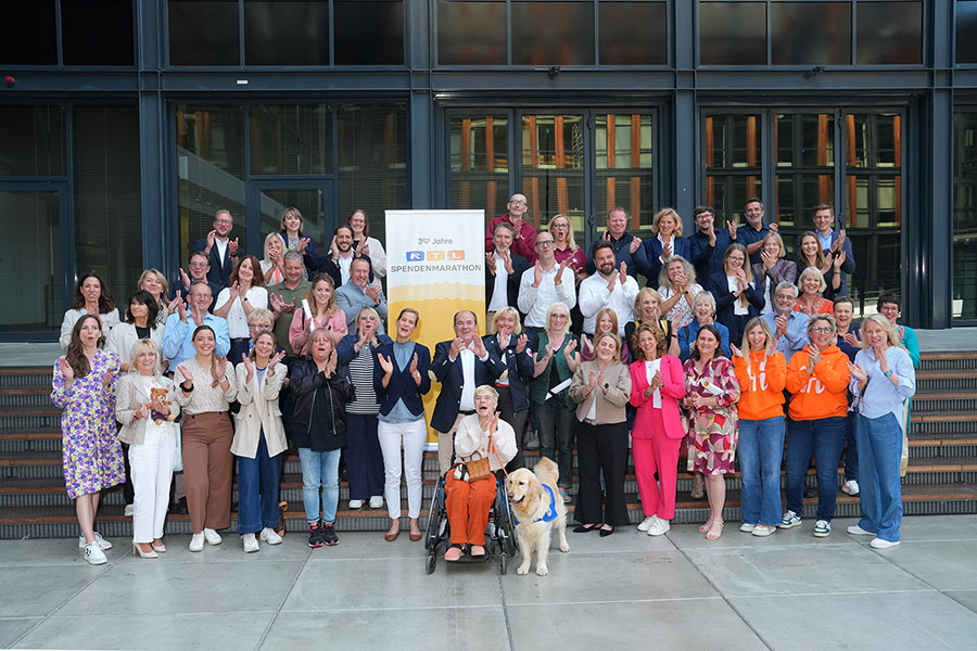 Gruppenfoto mit Vertreter/-innen anderer Spendenorganisationen beim RTL-Spendenmarathon