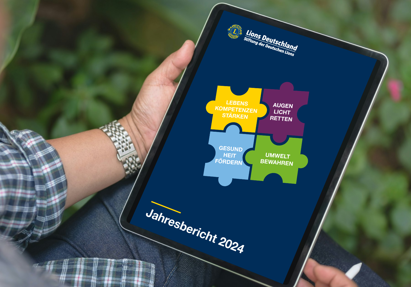 Cover des Jahresberichts der Stiftung der Deutschen Lions aus dem Jahr 2024, Puzzle-Teile mit den Schwerpunktthemen der Stiftung