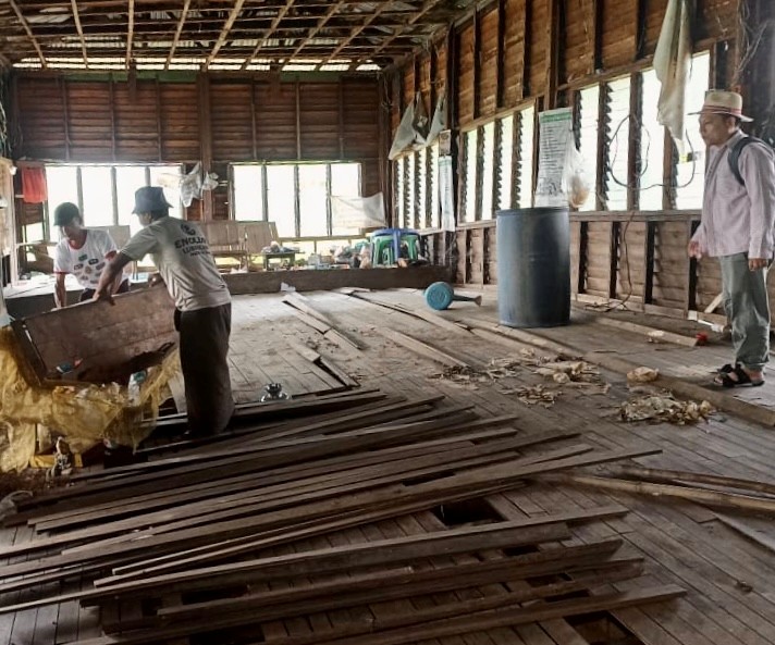 Min Min Tun begeht die Baustelle der Kita am Inle-See. Das Gebäude ist zwar beschädigt, kann aber noch repariert werden.