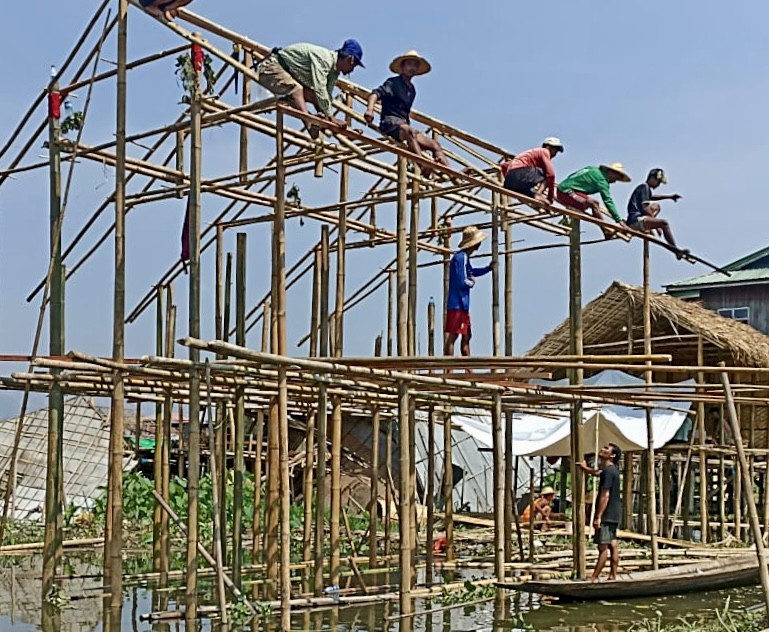Auf dem Foto sind die Bauarbeiten an einem Tiny Haus zu sehen, dass durch die Spendengelder der Lions zur Verfügung gestellt werden kann.