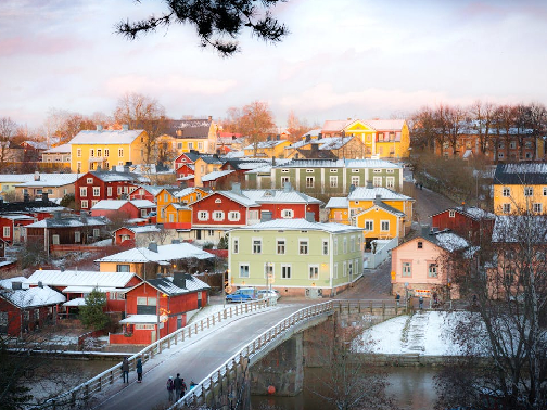 Winter in einer Stadt in Finnland. Typische finnische Architektur mit bunten Häusern im Sonnenuntergang.