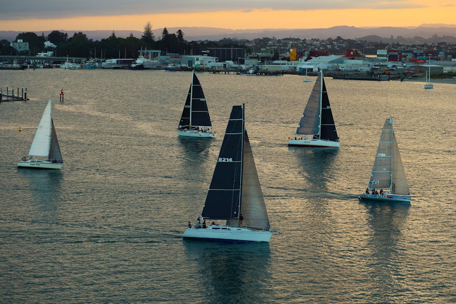Segelboote an der Küste von Tauranga in der Bay of Plenty