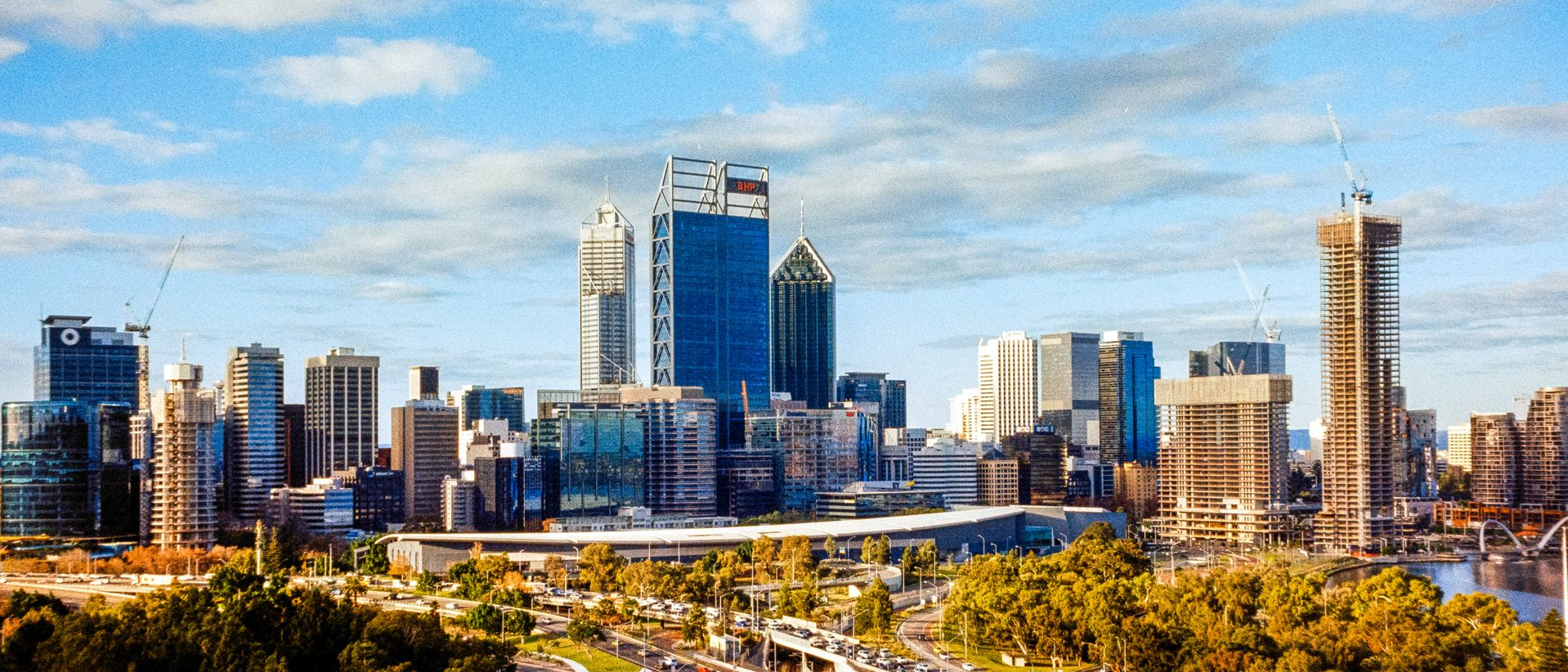 Bild der Skyline von Perth, einer der bekanntesten australischen Städte im Sonnenschein