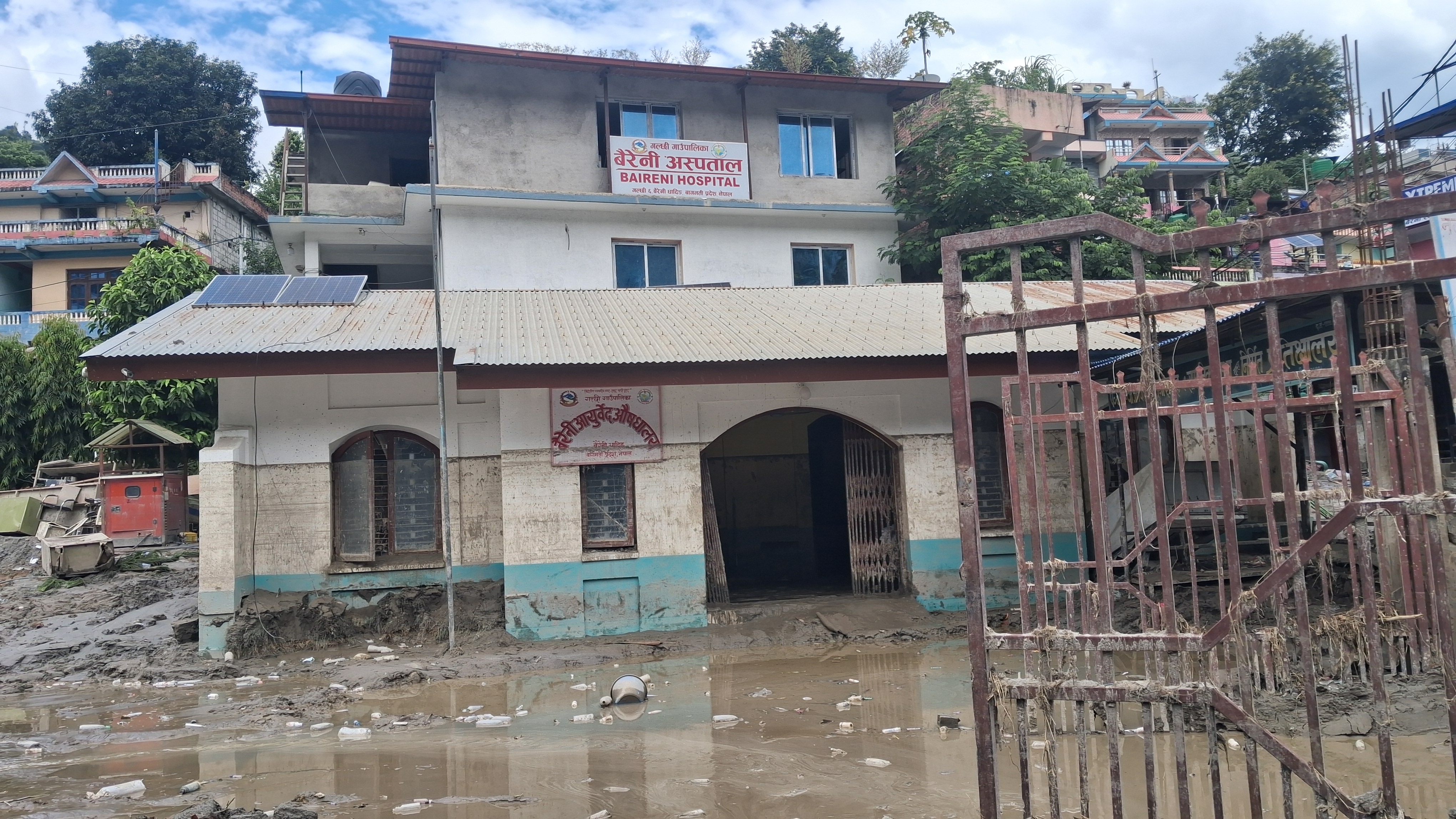 Ein Haus steht unter Wasser