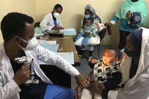 2020 Äthiopien - Kleiner Patient wird untersucht