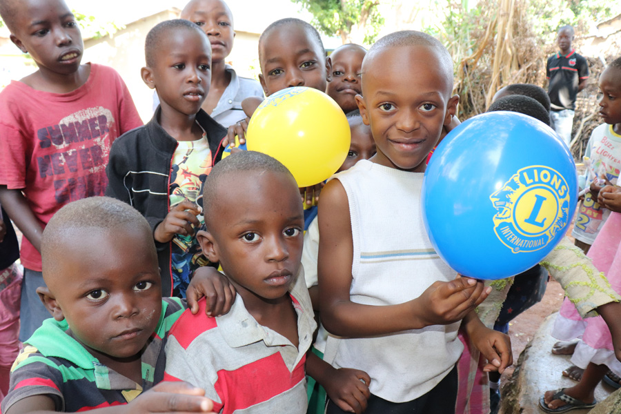 2019 Tansania - Kinder mit Lions Luftballon