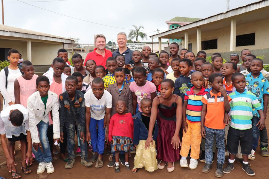 2018 Kamerun - Gruppenbild einer Schule mit Herr Weyel