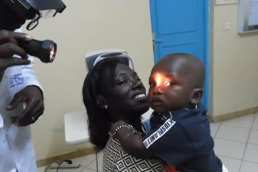 2015 Elfenbeinküste - Mutter mit ihrem Kind beim Arzt