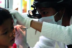 2017 Kambodscha - Kind beim Ohrenarzt