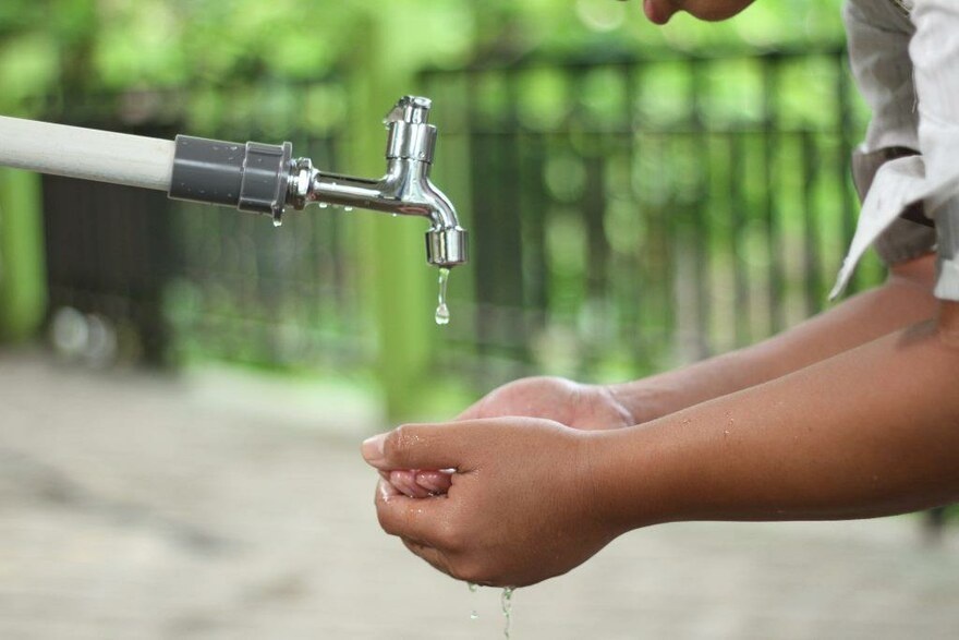 2021 Indien - Kleine Hände unter dem Wasserhahn