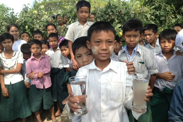Junge in Myanmar mit ungefiltertem und gefiltertem Wasser