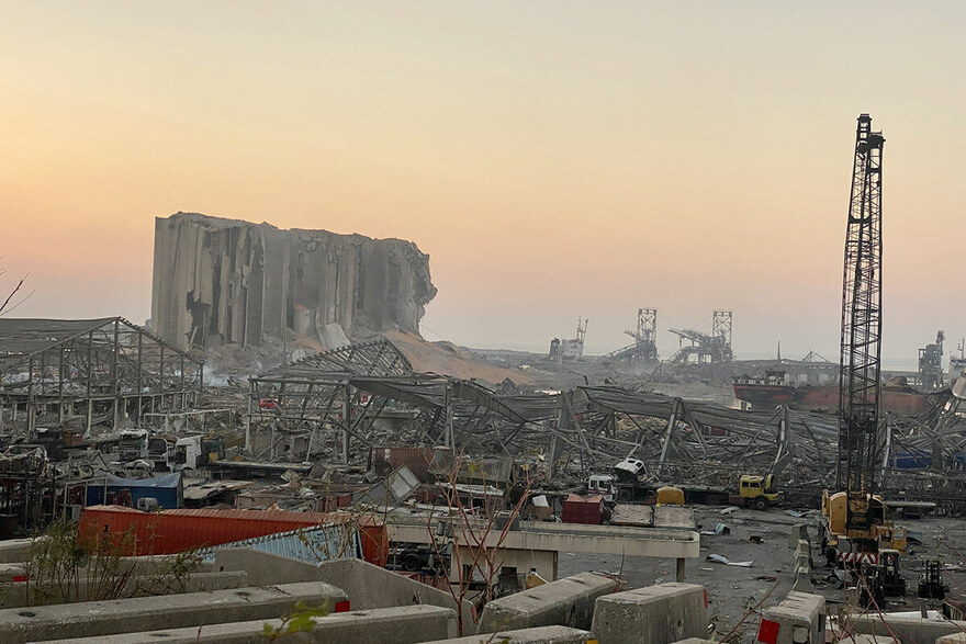 2020 Beirut - Der Hafen von Beirut, die Lebensader des Landes, ist völlig zerstört.