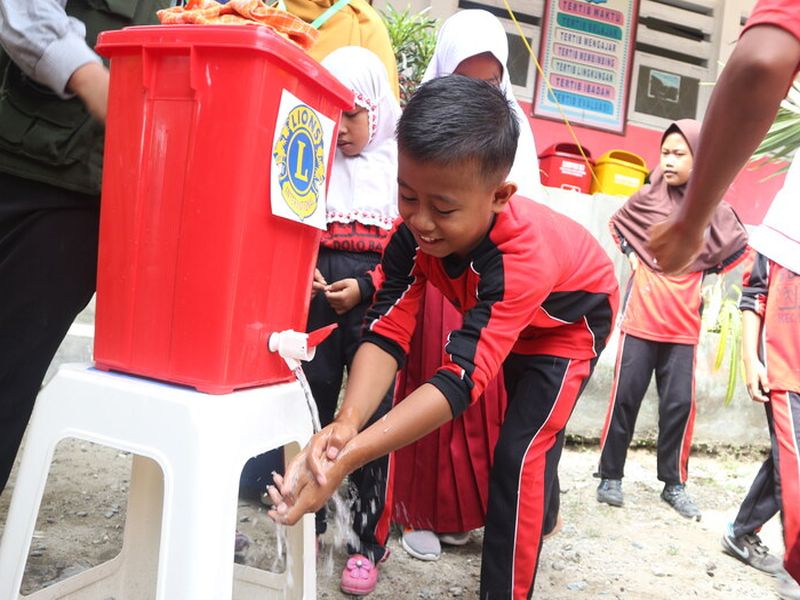 2018 Indonesien - Ein kleiner Löwe erfreut sich an frischem Wasser