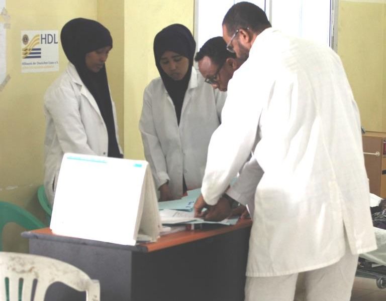 2018 Somalia - Teambesprechung im Krankenhaus, Ärzte, Hebammen und Pflegepersonal sind dankbar für die Unterstützung, so können sie besonders bedürftige Patienten auch kostenlos behandeln