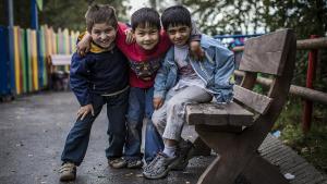 3 Kinder lächeln in die Kamera