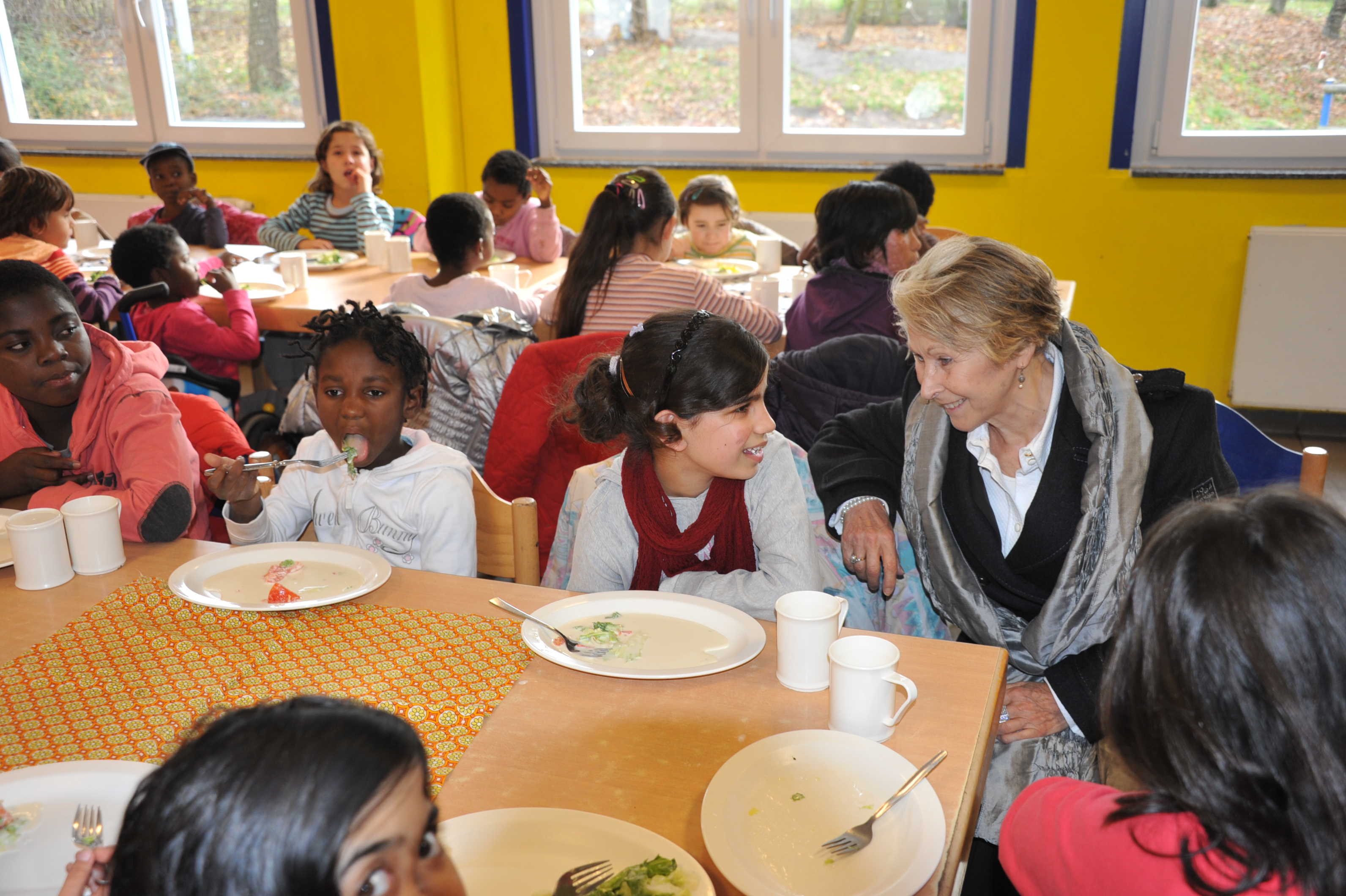 Spenderin mit Kindern im Friedensdorf