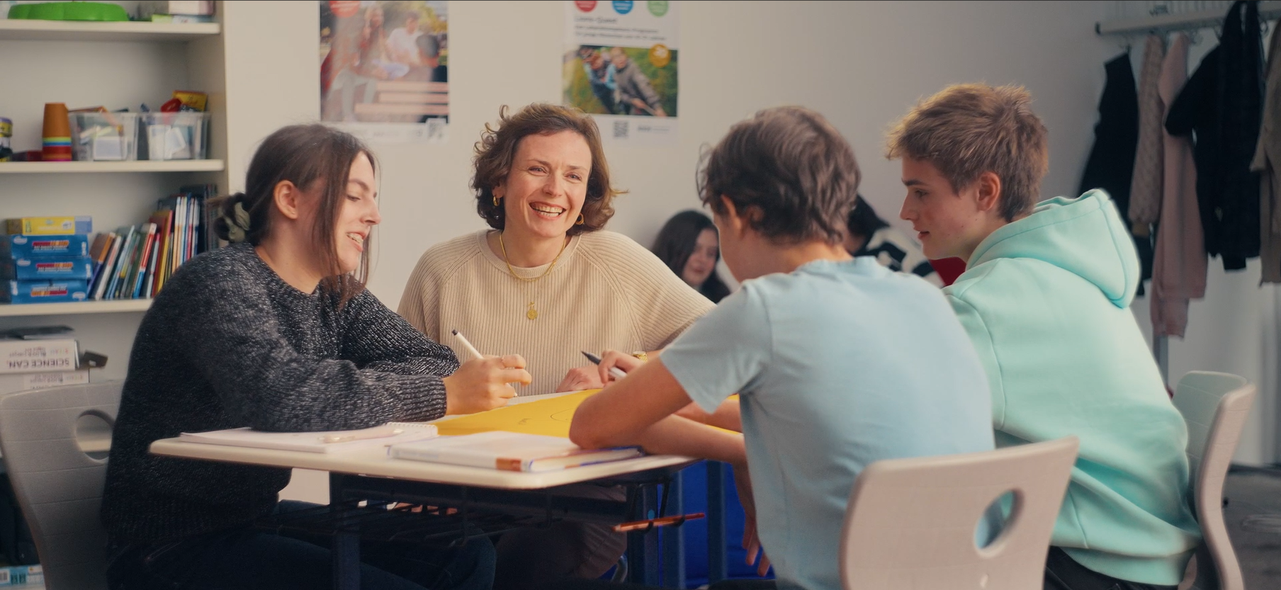 Teambild auf dem mehrere Personen ihre Hände in die Mitte legen. Das Foto ist von unten geschossen und zeigt die Handinnenflächen der Personen.