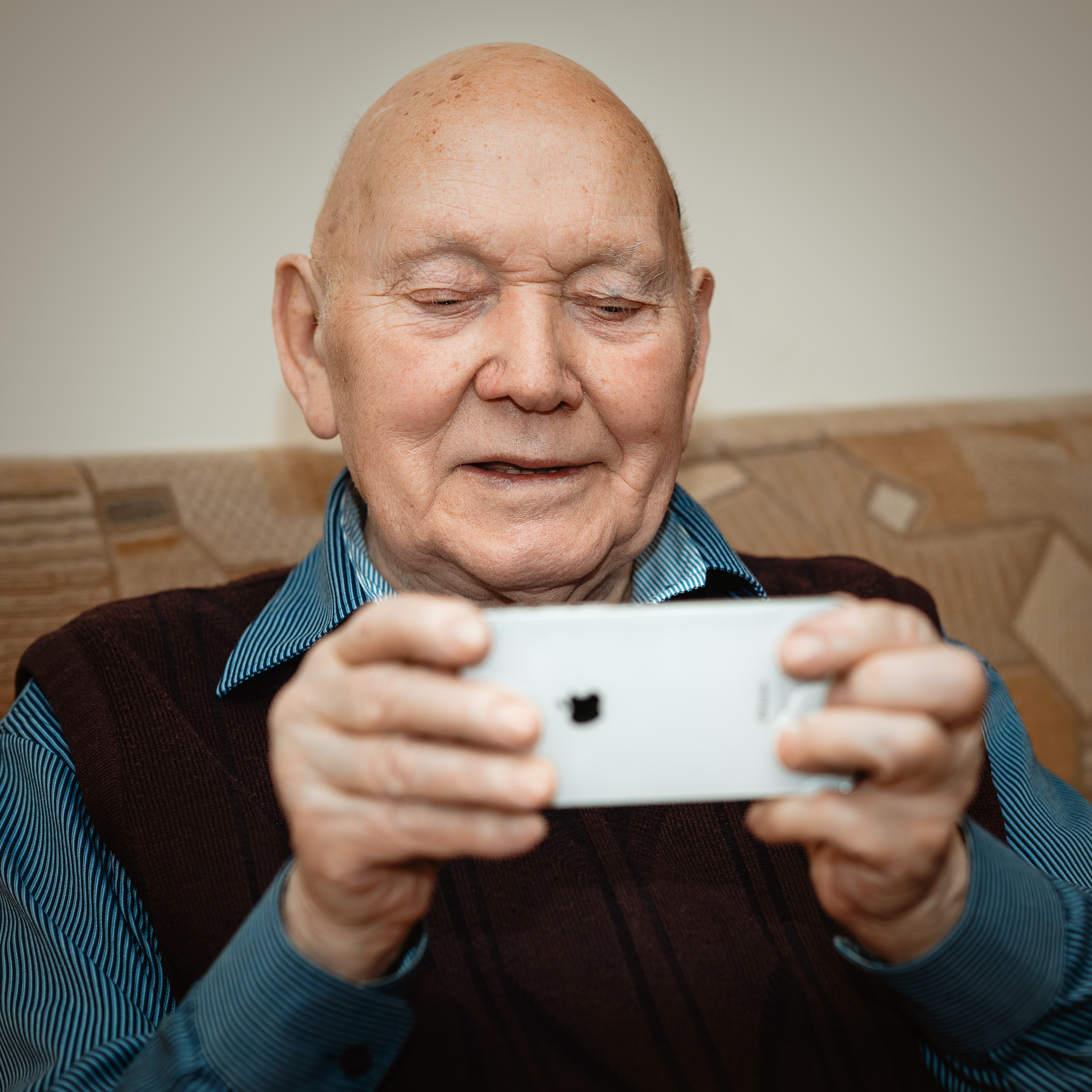 2021 Lion SEN - Ein Senior, der aufgrund der Schulung ein Smartphone sicher bedient