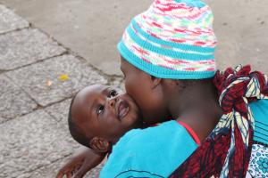 Eine Mutter herzt und küsst ihr Baby