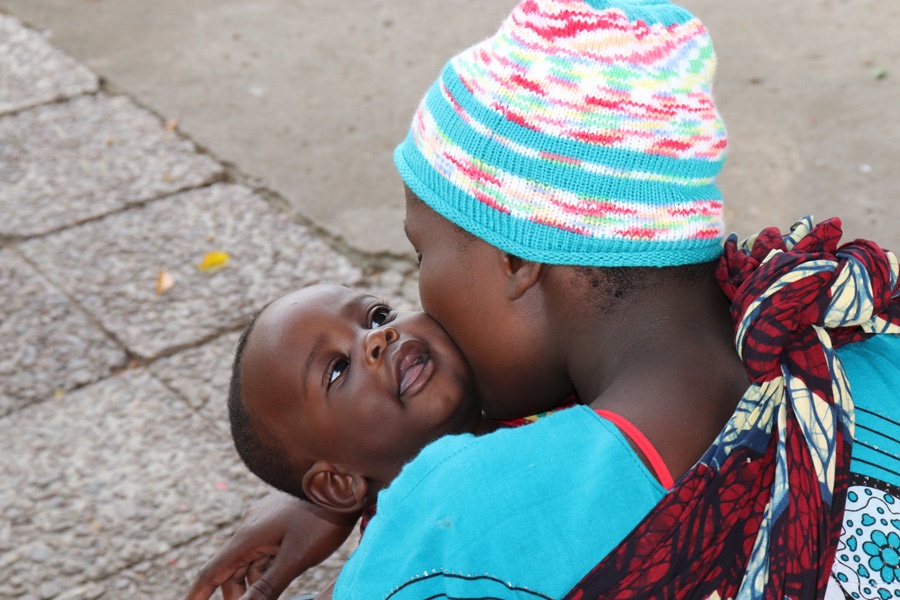2019 Tansania - Ein Baby wird von seiner Mutter herzlich geküsst