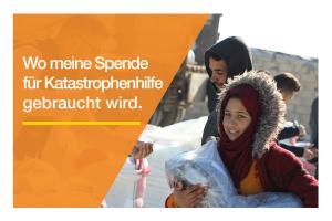 Ein Kind hält ein Hilfspaket unterm Arm