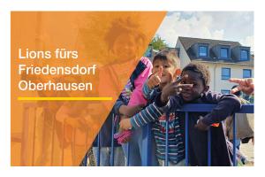 Kinder lachen in die Kamera
