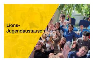 Eine Gruppe Jugendlicher jubelt