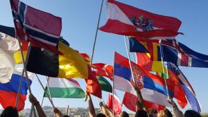 2021 Jugendaustausch - Viele verschiedene Landesflaggen werden in die Luft gehalten