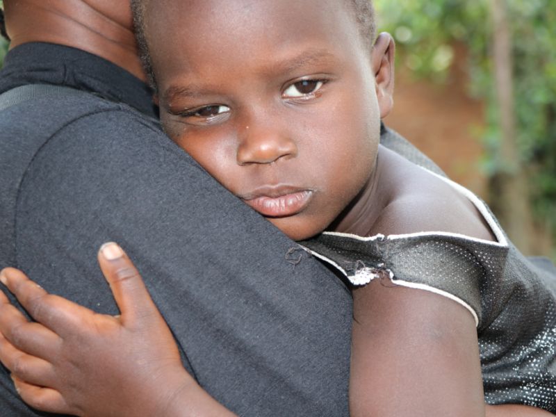 2021 Uganda - Florence im Arm ihres Vaters