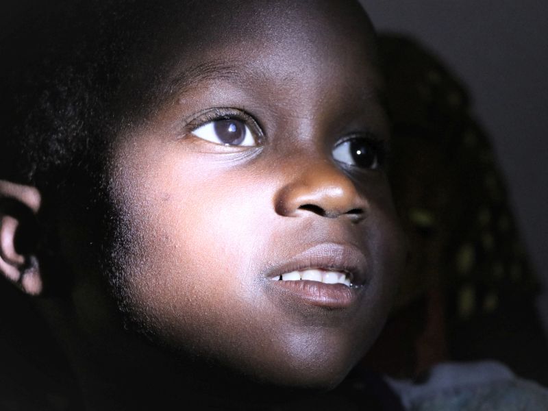 2021 Uganda - Florence hat beidseitigen grauen Star