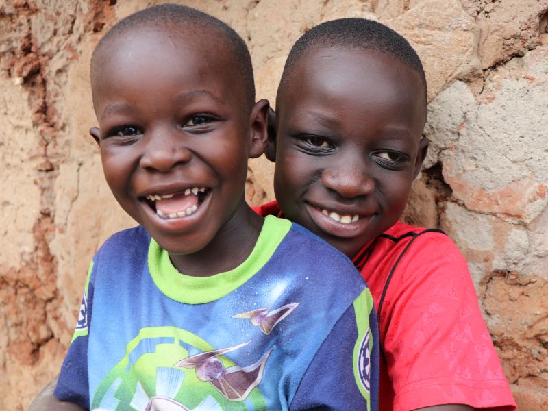2021 Uganda - Ibra und ein Freund lächeln
