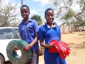 Schulkinder mit Materialien WaSH in Malawi